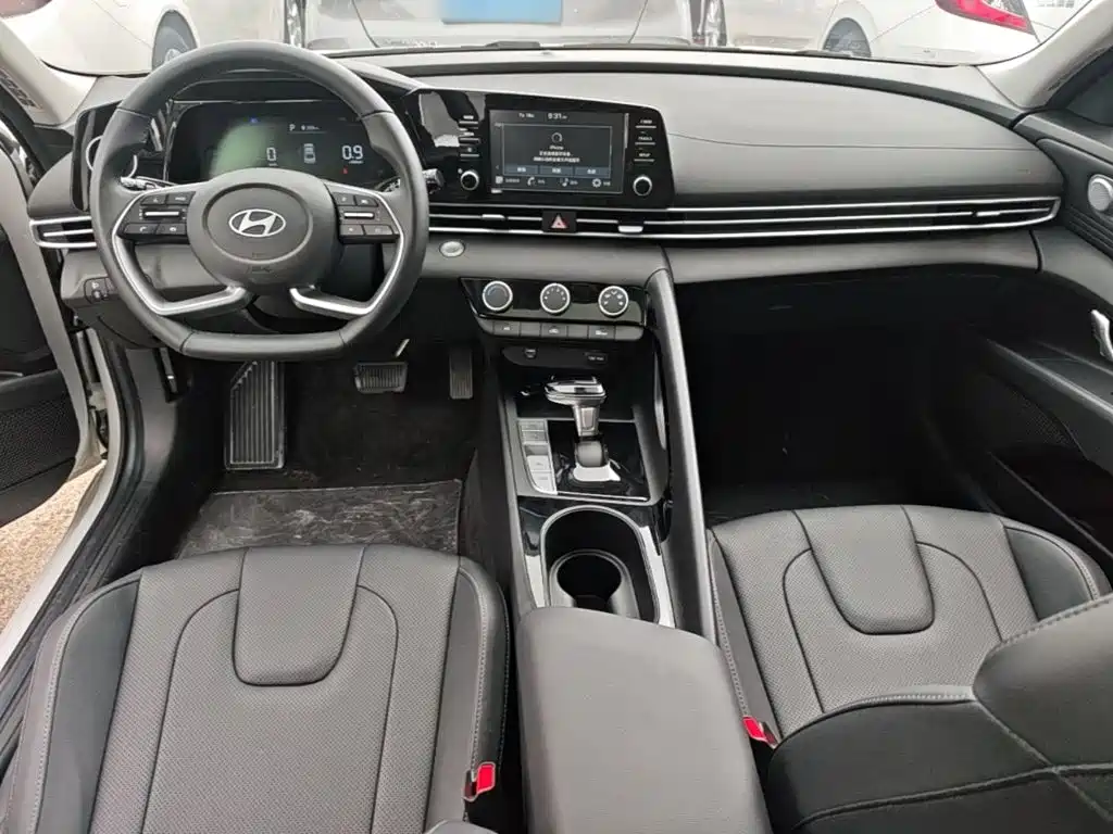 Hyundai Elantra — фото 10