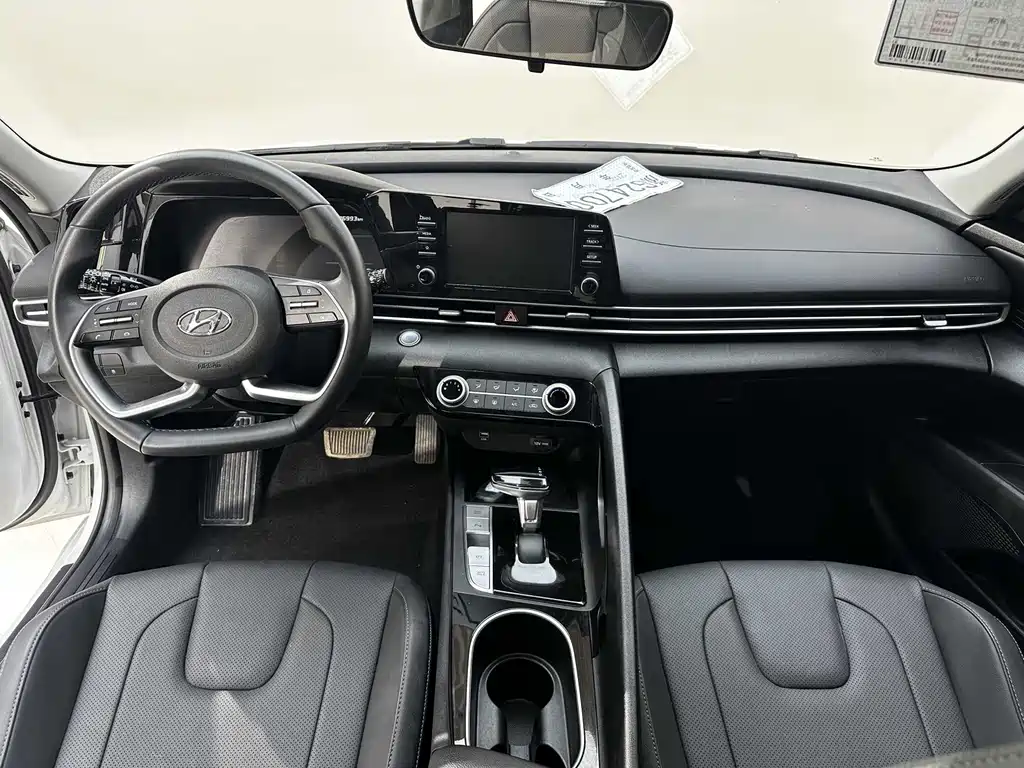 Hyundai Elantra — фото 17