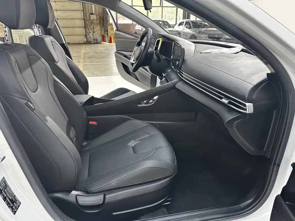 Hyundai Elantra — фото 23