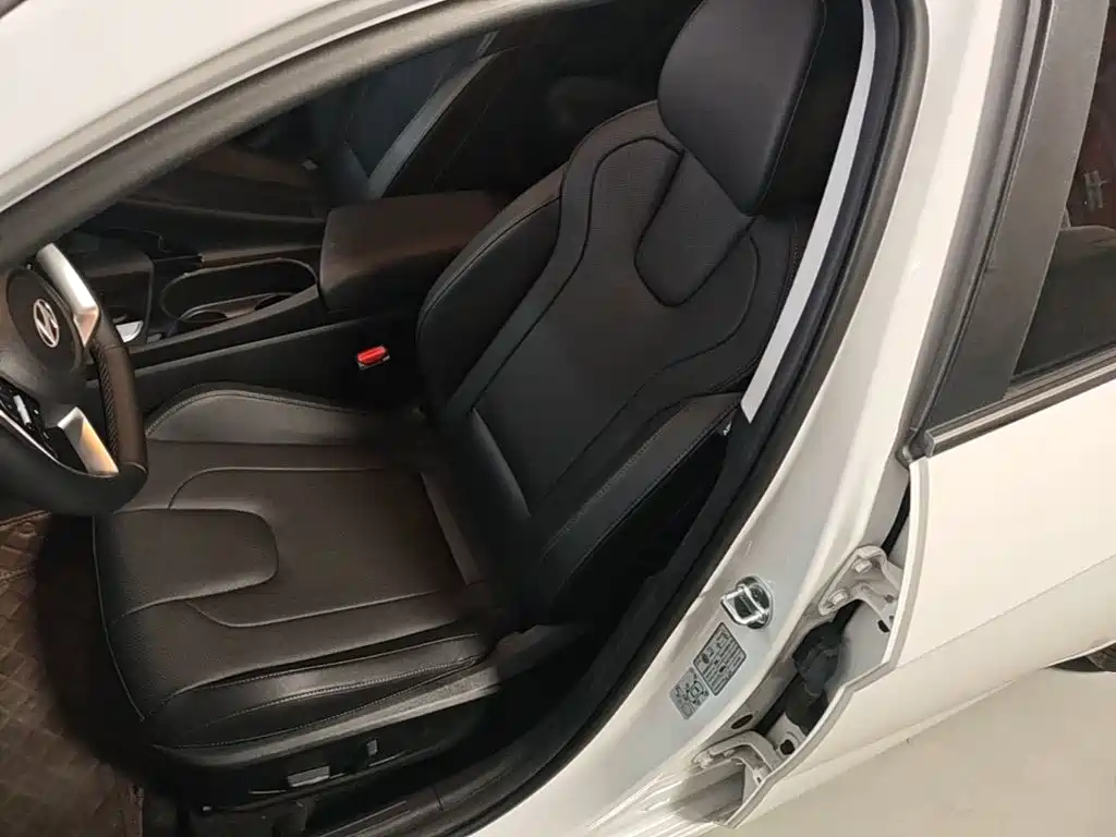 Hyundai Elantra — фото 11