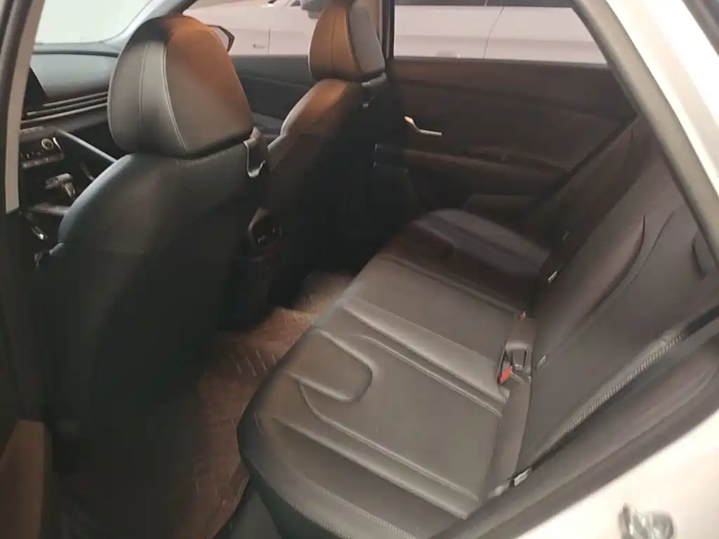Hyundai Elantra — фото 13