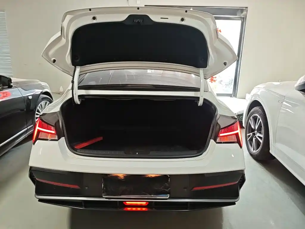 Hyundai Elantra — фото 15