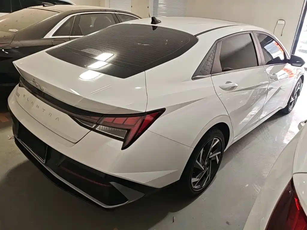 Hyundai Elantra — фото 5