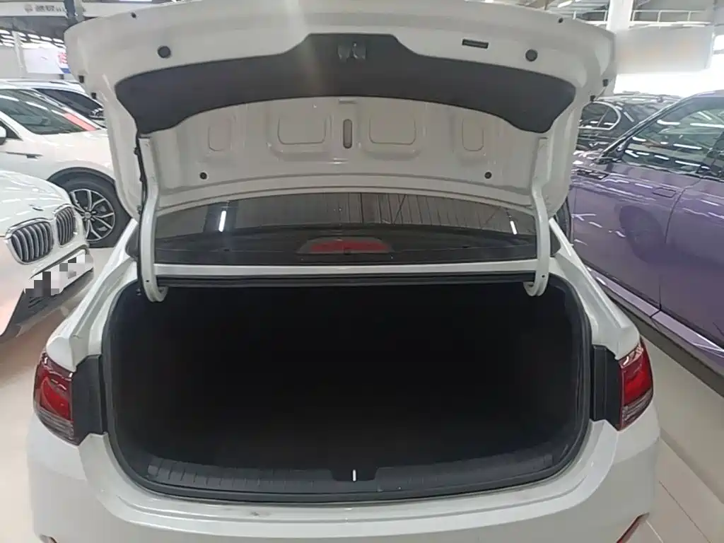 Hyundai Elantra — фото 19
