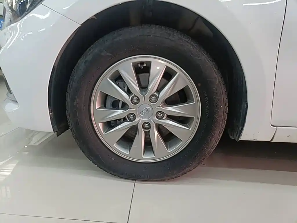 Hyundai Elantra — фото 23