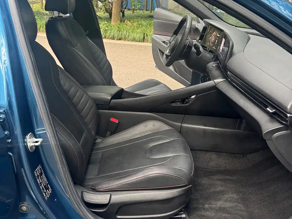 Hyundai Elantra — фото 14