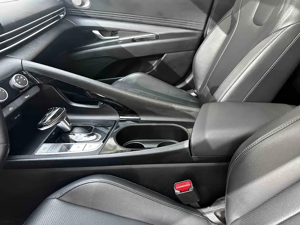 Hyundai Elantra — фото 11