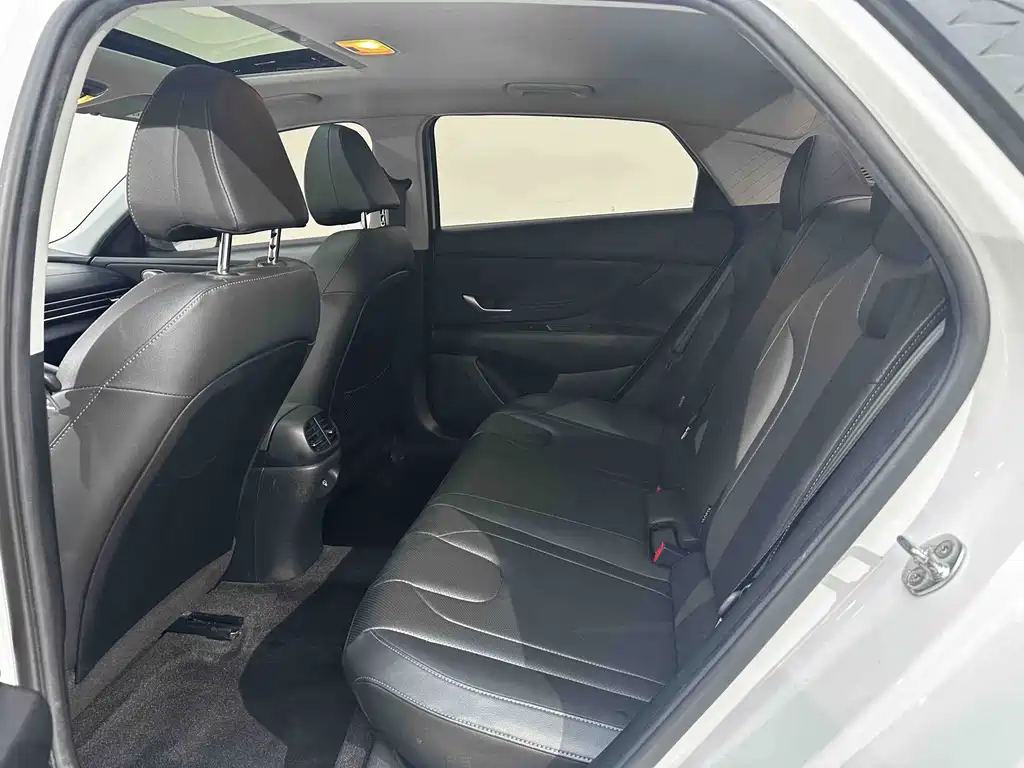 Hyundai Elantra — фото 14