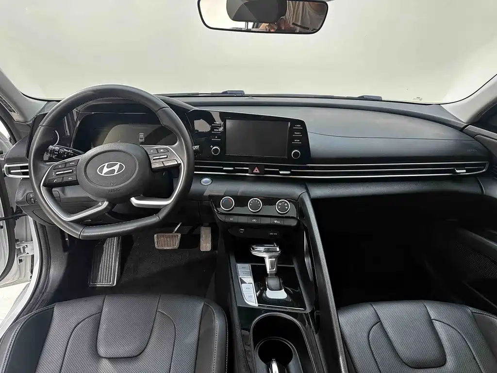 Hyundai Elantra — фото 17