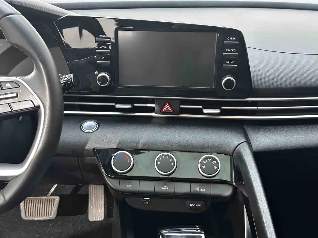 Hyundai Elantra — фото 18