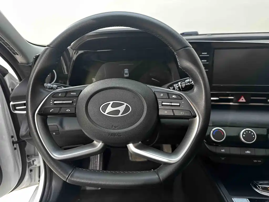 Hyundai Elantra — фото 19