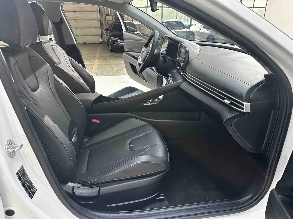 Hyundai Elantra — фото 21