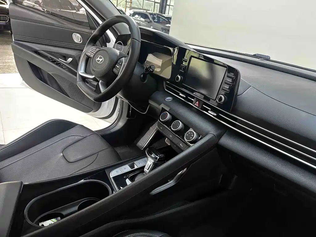 Hyundai Elantra — фото 23