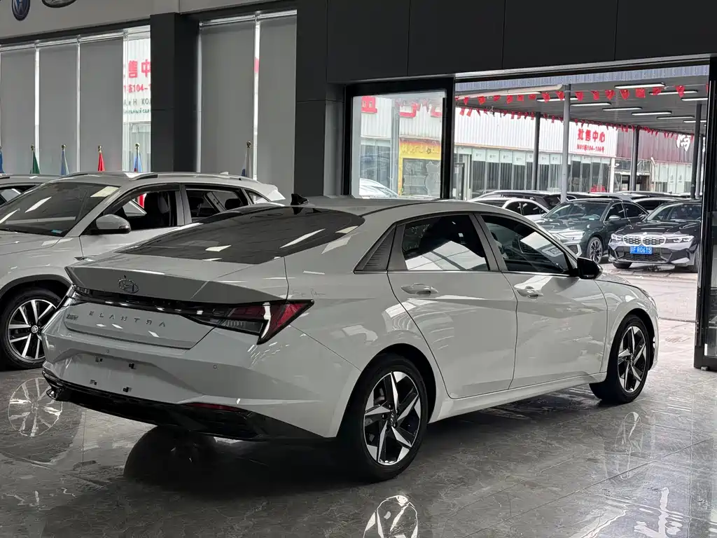 Hyundai Elantra — фото 14