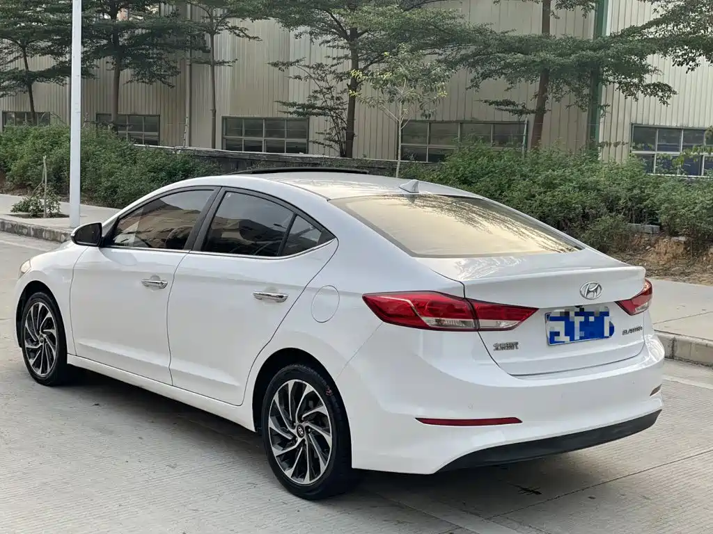 Hyundai Elantra — фото 4