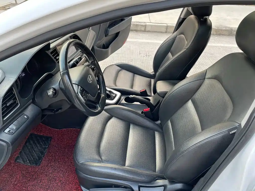 Hyundai Elantra — фото 10