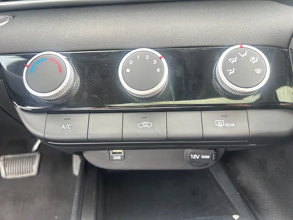 Hyundai Elantra — фото 18