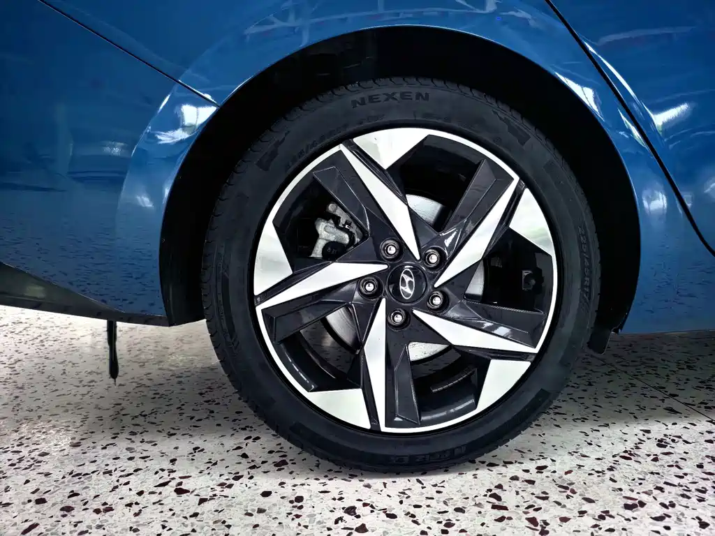 Hyundai Elantra — фото 15