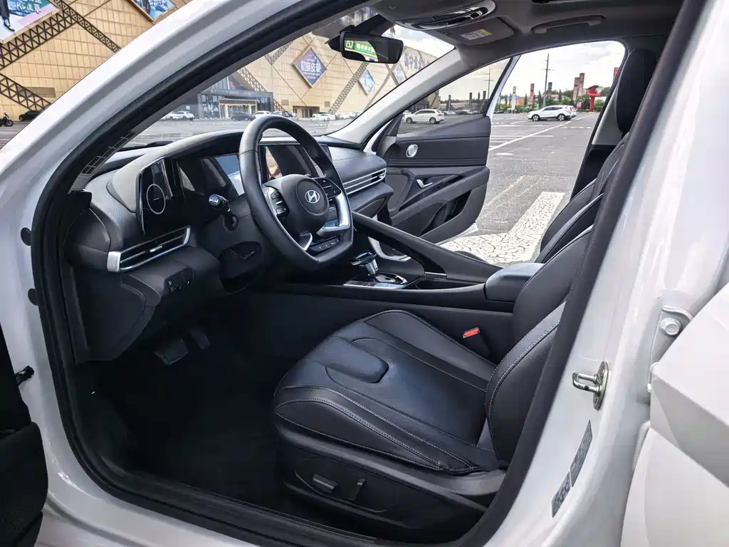 Hyundai Elantra — фото 11