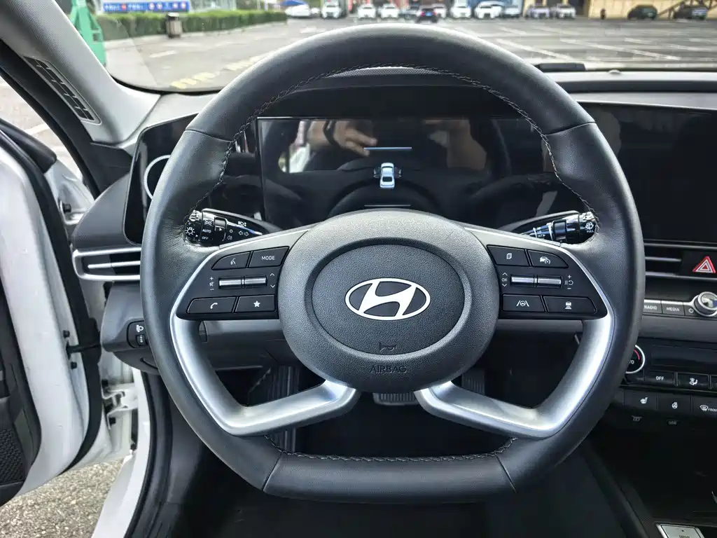 Hyundai Elantra — фото 13
