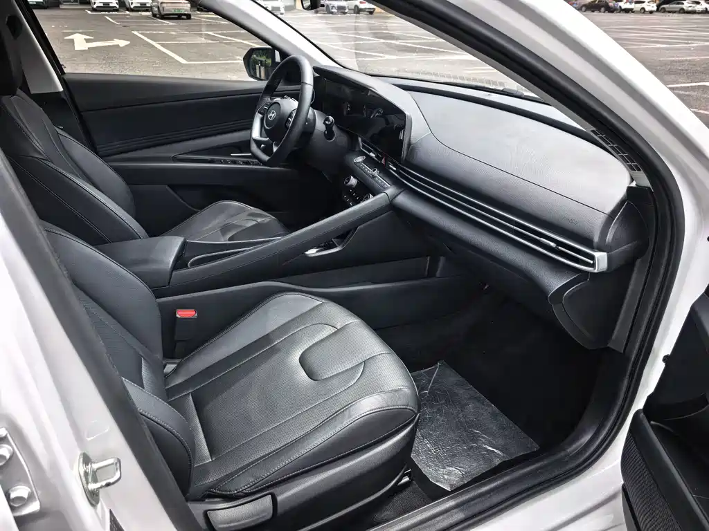 Hyundai Elantra — фото 19