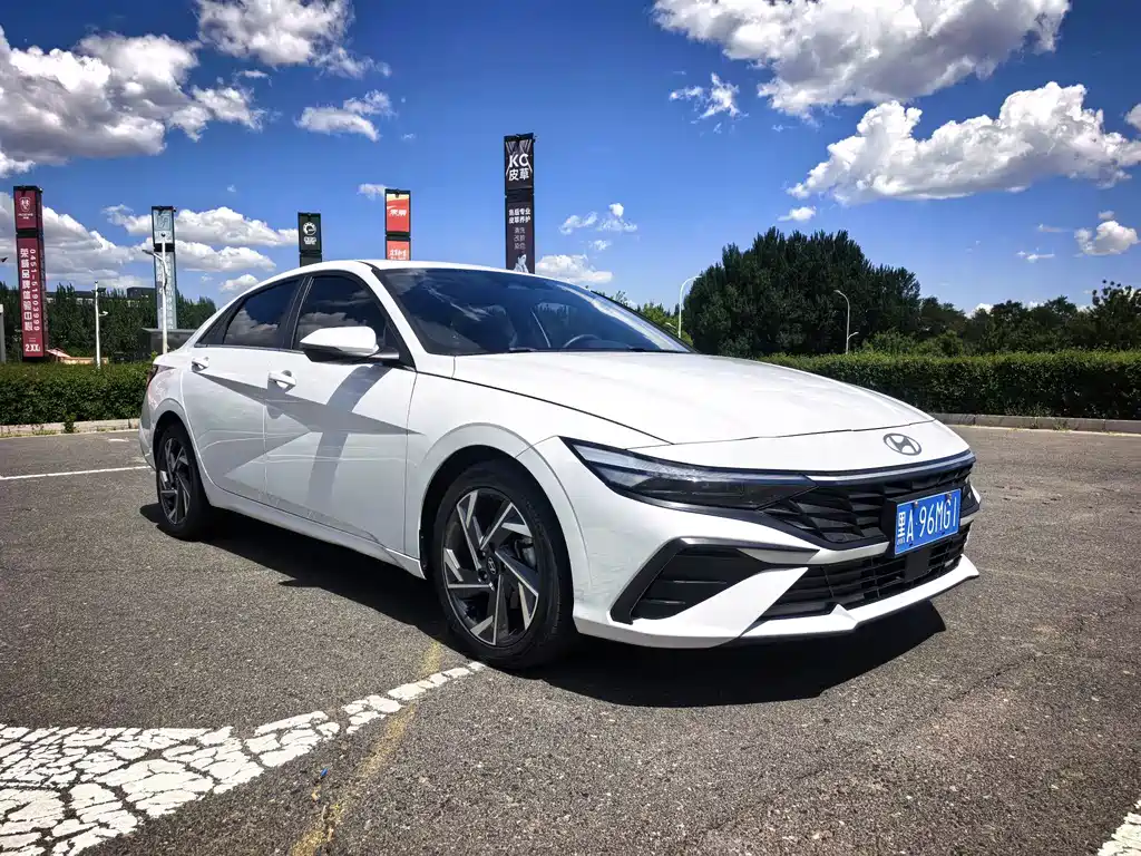 Hyundai Elantra — фото 3