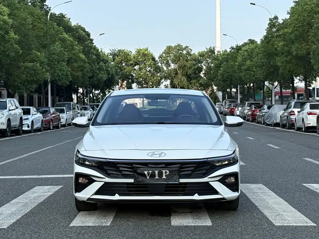 Hyundai Elantra — фото 2