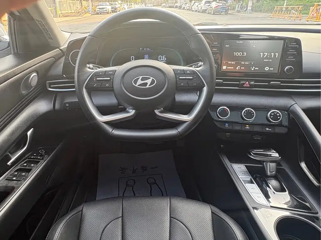 Hyundai Elantra — фото 13