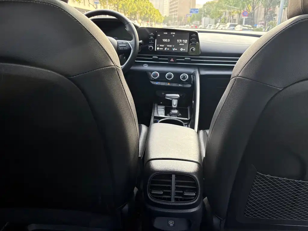 Hyundai Elantra — фото 15