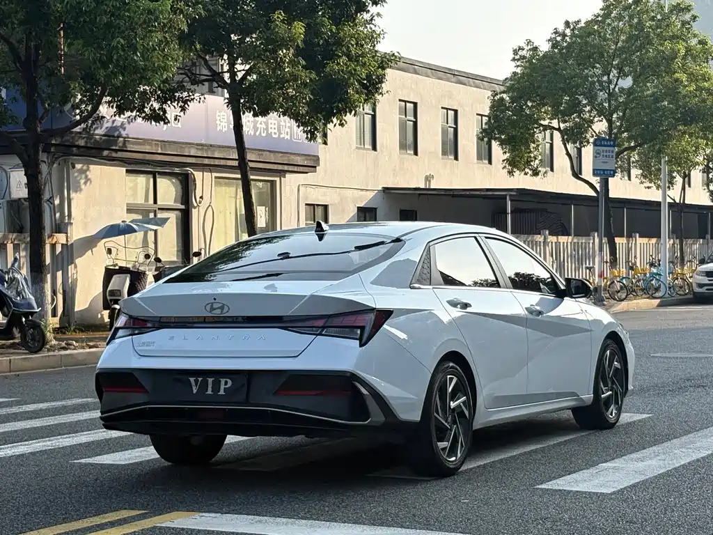 Hyundai Elantra — фото 16