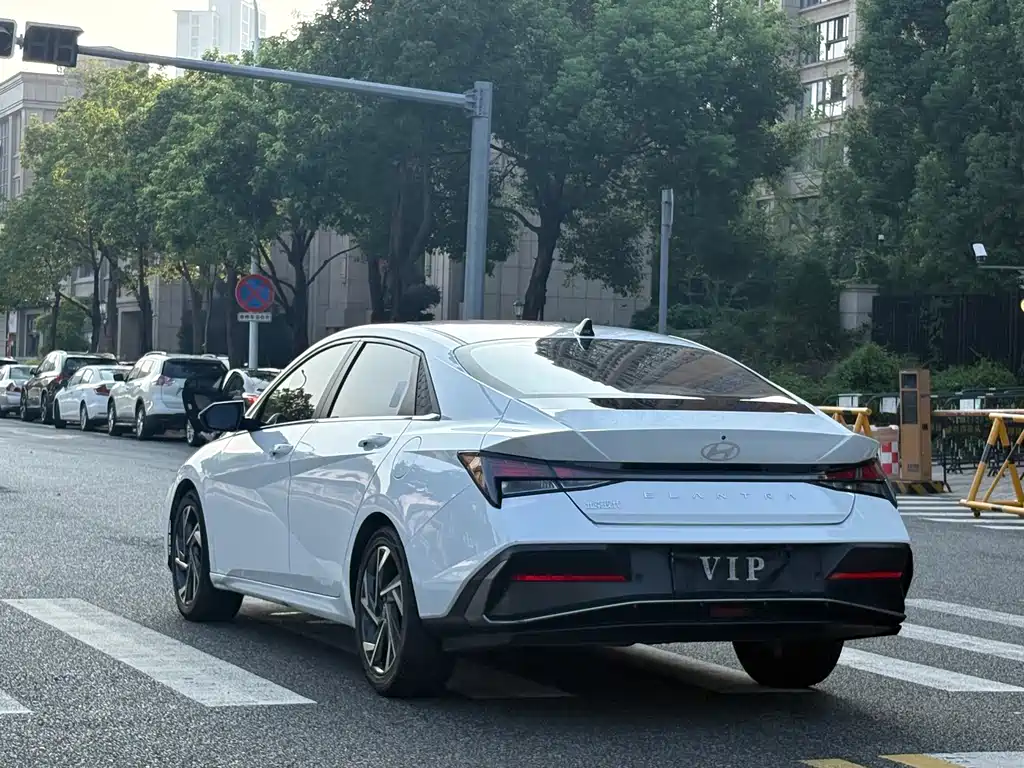 Hyundai Elantra — фото 18