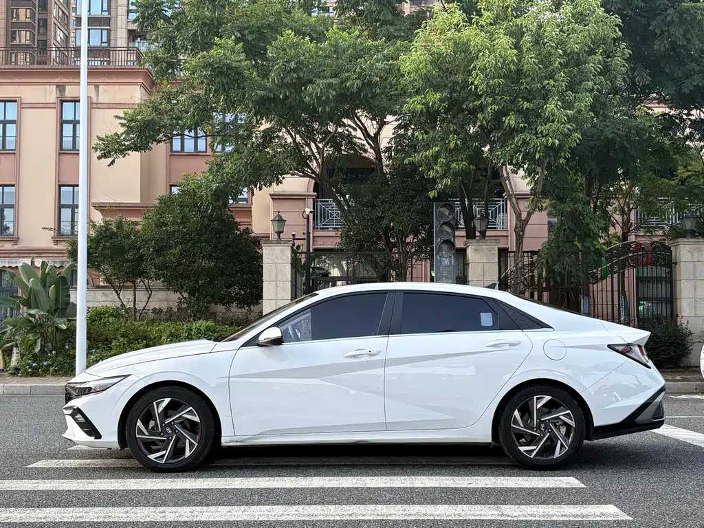 Hyundai Elantra — фото 19