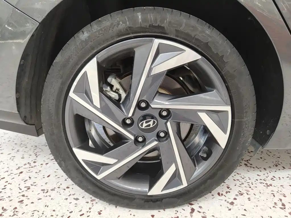 Hyundai Elantra — фото 18
