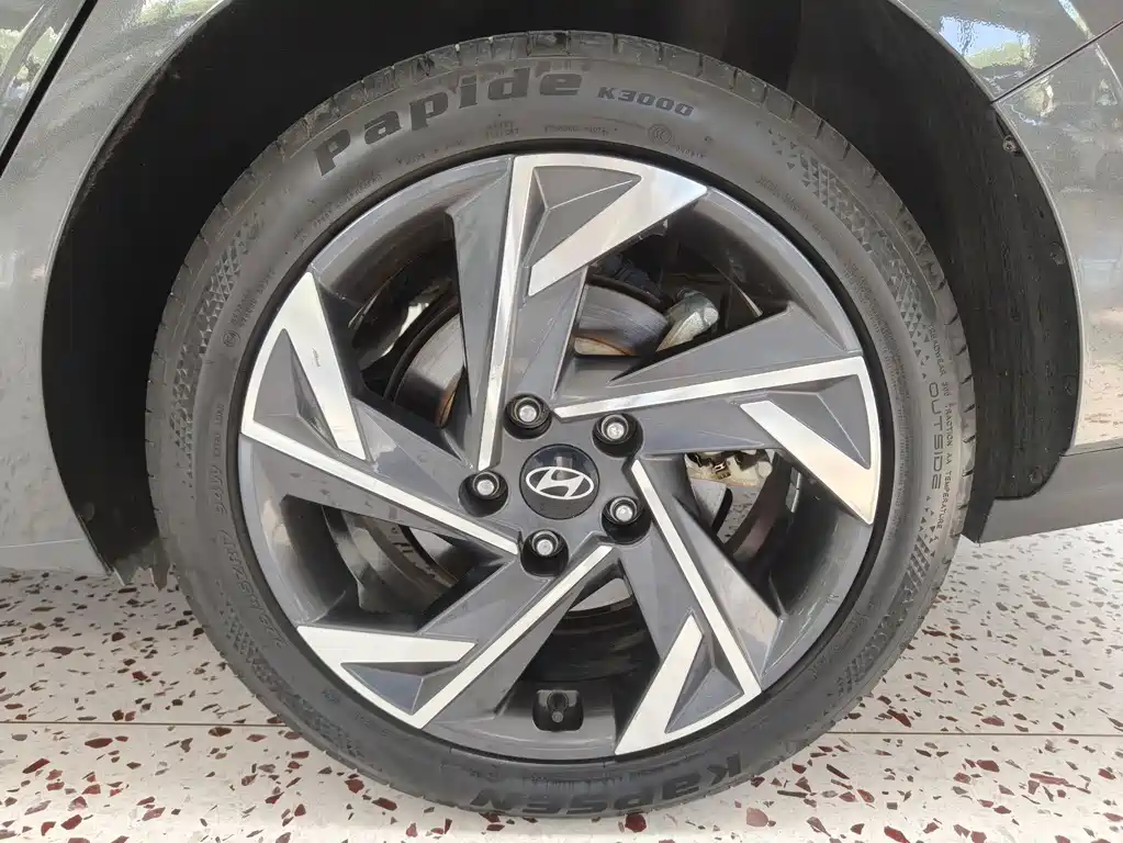 Hyundai Elantra — фото 19
