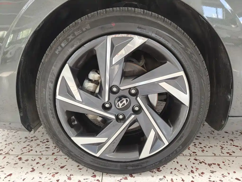 Hyundai Elantra — фото 20