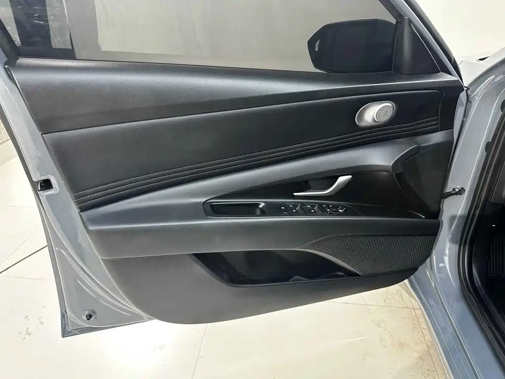 Hyundai Elantra — фото 11