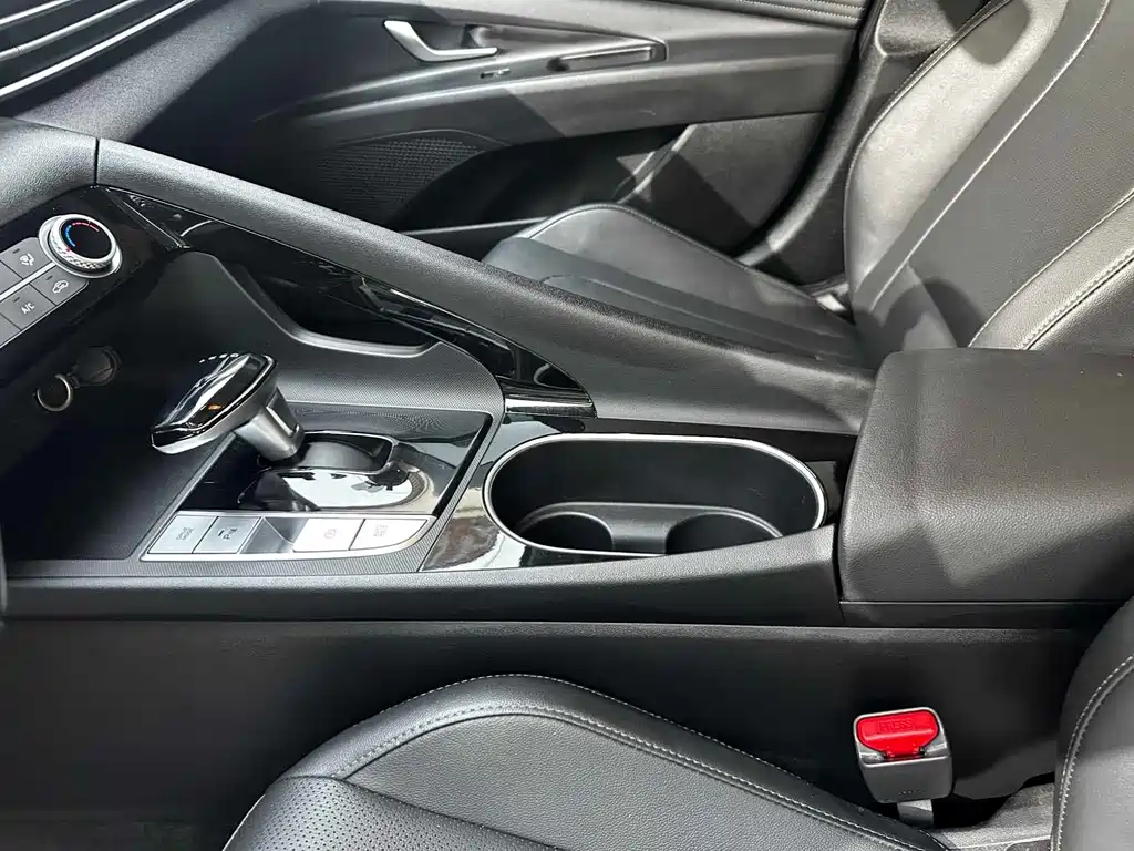 Hyundai Elantra — фото 13