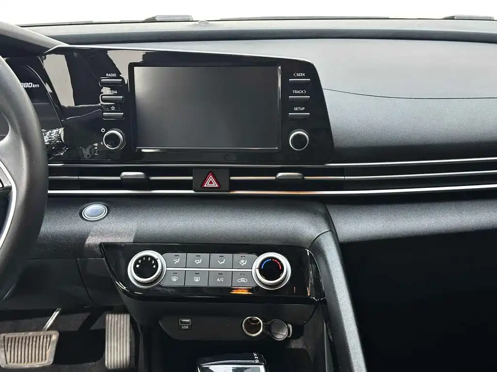 Hyundai Elantra — фото 15