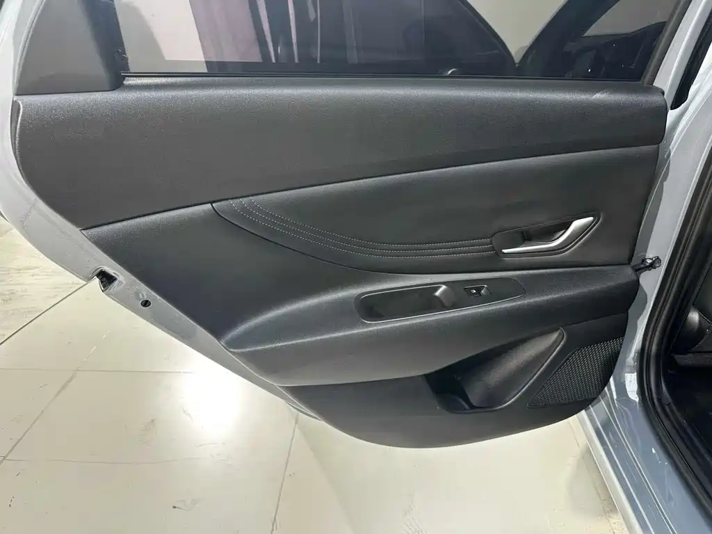 Hyundai Elantra — фото 18