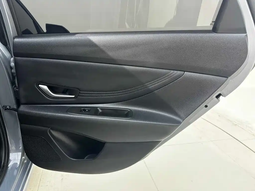 Hyundai Elantra — фото 22