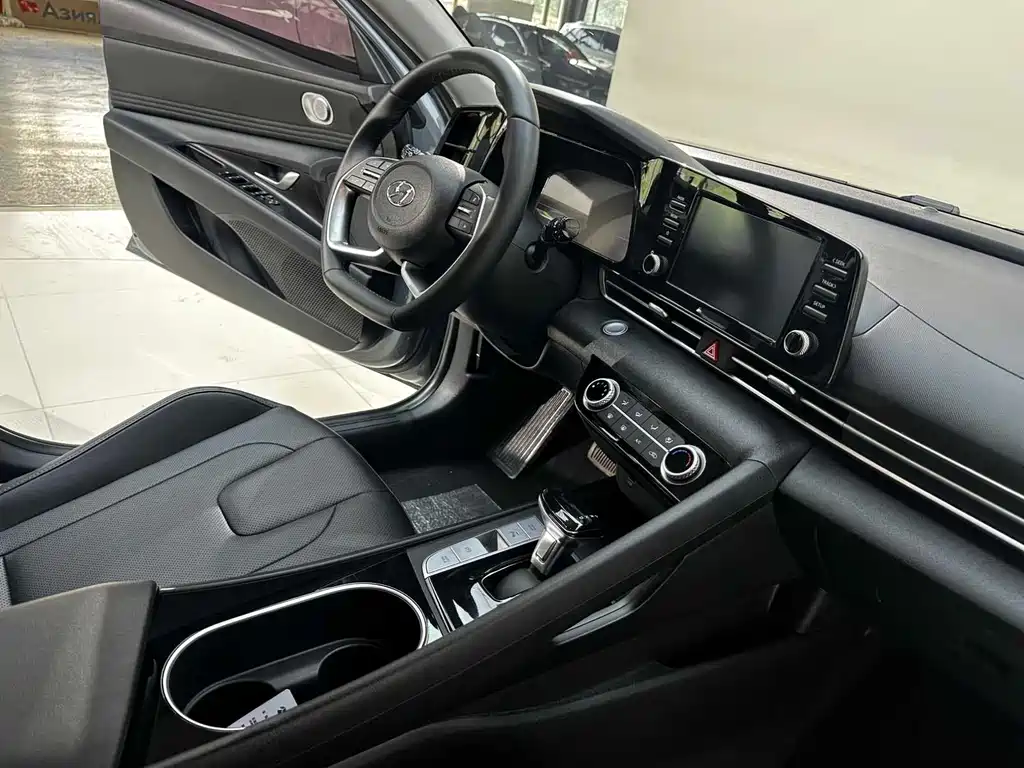 Hyundai Elantra — фото 23