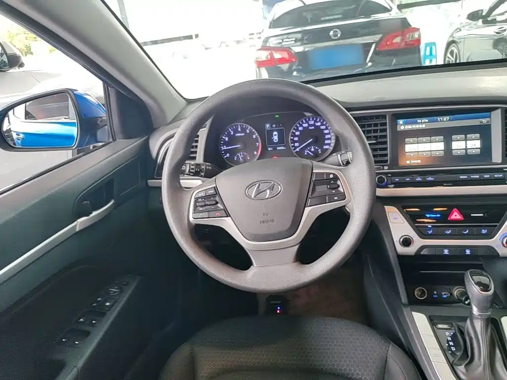 Hyundai Elantra — фото 11