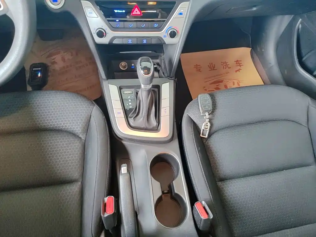 Hyundai Elantra — фото 14