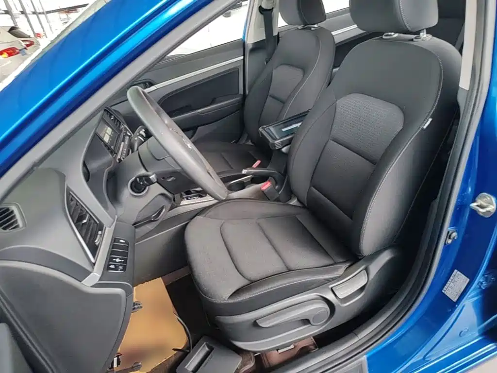 Hyundai Elantra — фото 15
