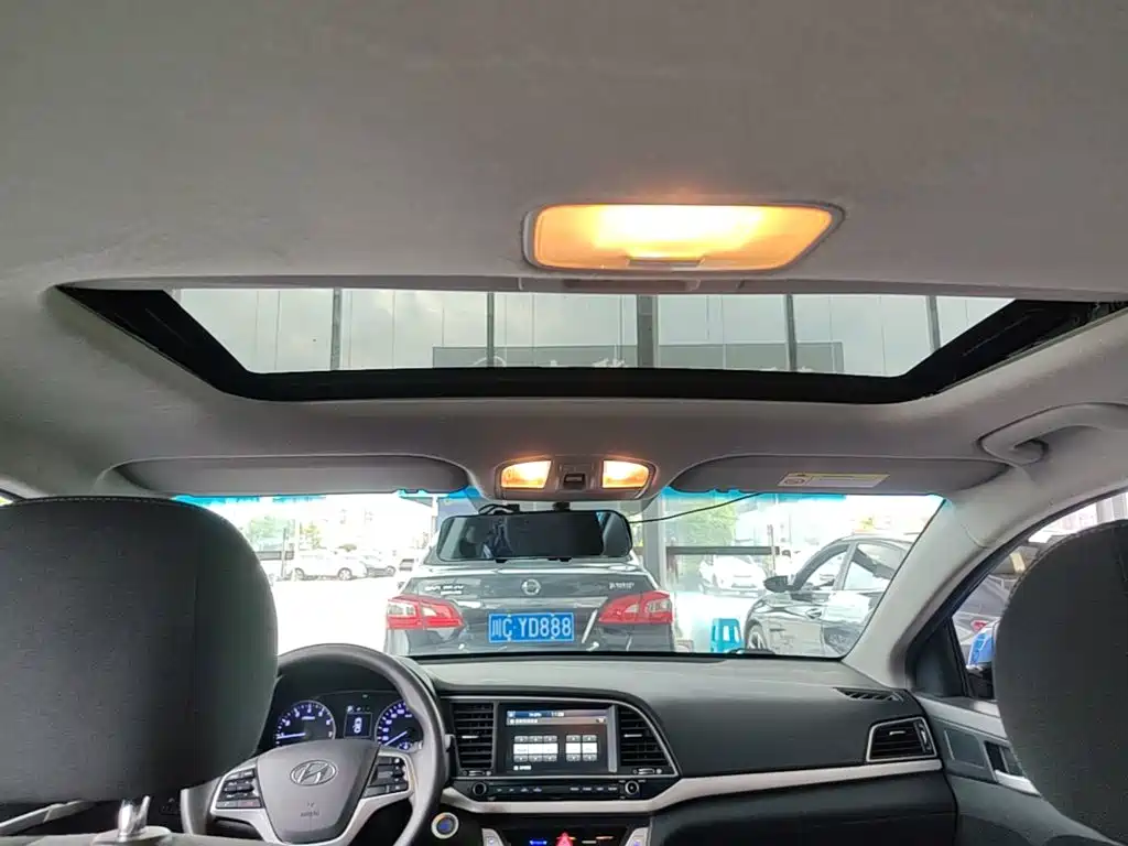 Hyundai Elantra — фото 18