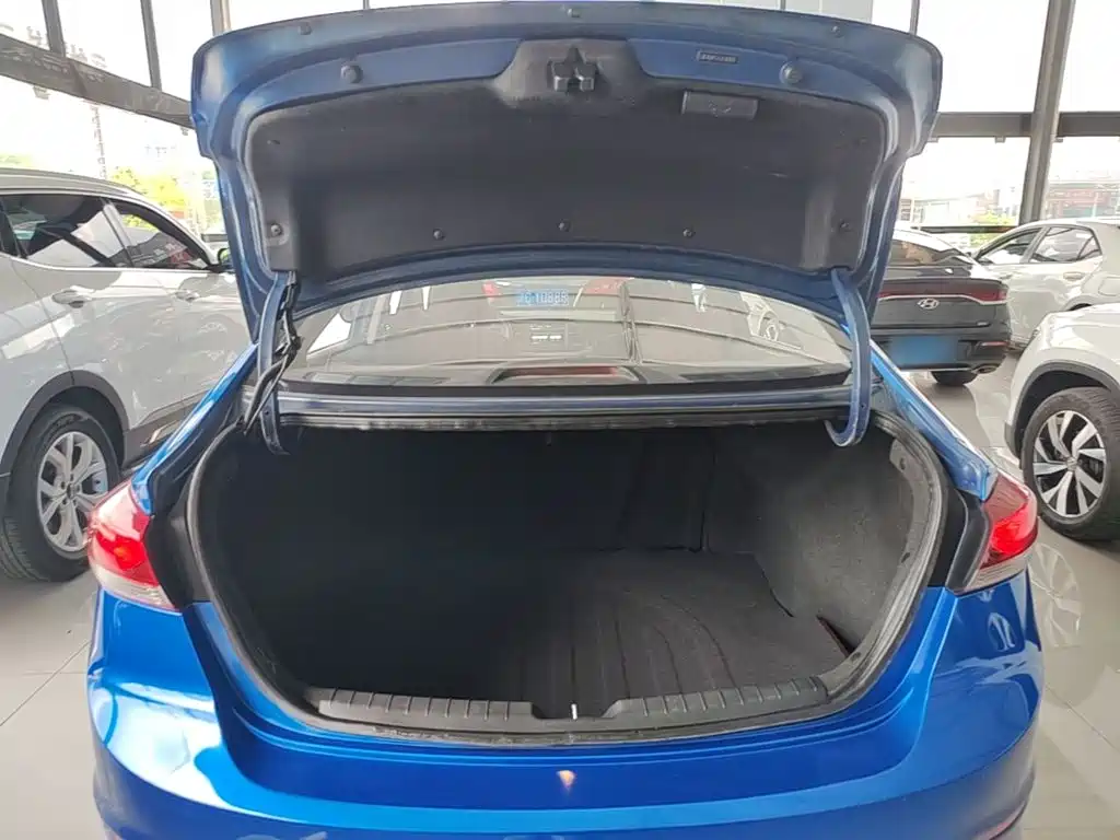 Hyundai Elantra — фото 19