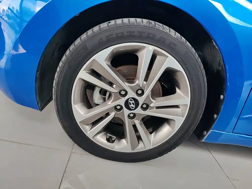 Hyundai Elantra — фото 23