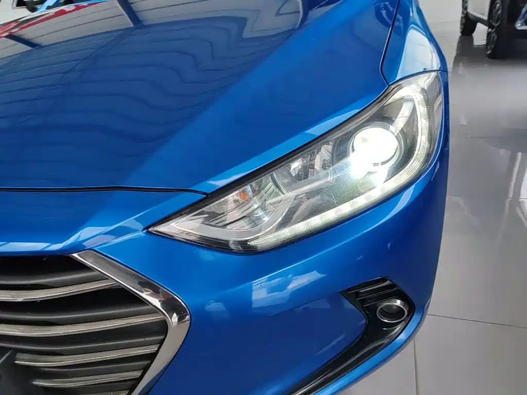 Hyundai Elantra — фото 24