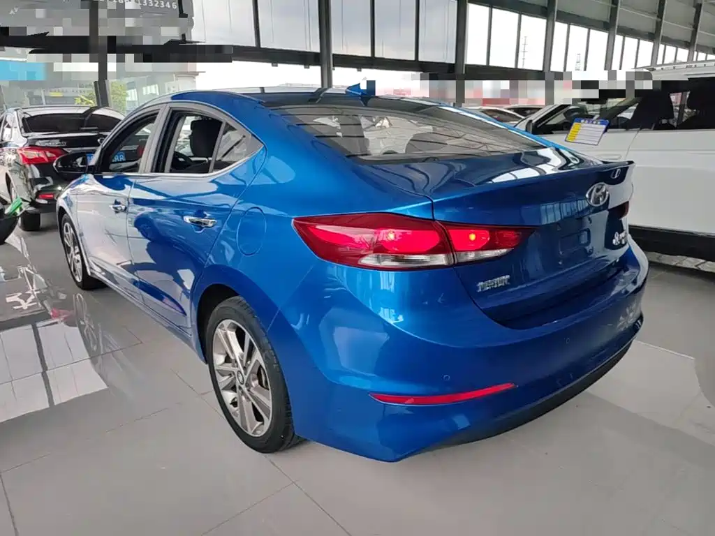 Hyundai Elantra — фото 5