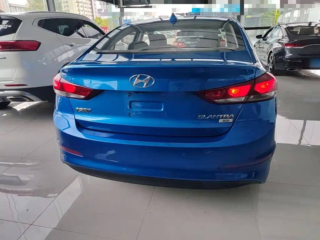 Hyundai Elantra — фото 6